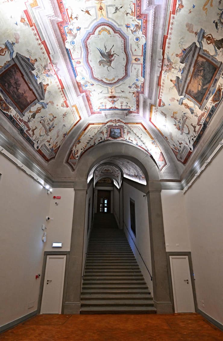 גרם מדרגות מעוטרת במסדרון וזארי (צילום: Andreas SOLARO / AFP) פנים כנסיית סנטה פליצ'יטה, דרך חלון בגלריית פרוזדור וזארי