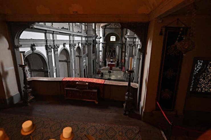 פנים כנסיית סנטה פליצ'יטה, דרך חלון בגלריית פרוזדור וזארי (צילום: Andreas SOLARO / AFP) פנים כנסיית סנטה פליצ'יטה, דרך חלון בגלריית פרוזדור וזארי