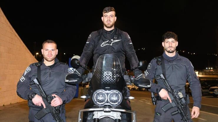 נהוראי קשת אופיר ג'רבי ונתן ויצמן שוטרי היס"מ שביצעו את פעולות חילוץ בנות הסמינר משריפה שהתרחשה במבנה ברח' דוד ילין בירושלים