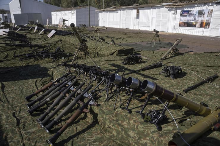 צבא לבנון לא מציג נשק שנתפס. אמל"ח של חיזבאללה בתצוגה ישראלית (צילום: AP Photo/Ohad Zwigenberg) צה"ל מציג לתקשורת תחמושת שנתפסה בלבנון