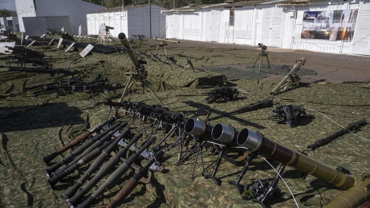 אמל"ח של חיזבאללה שצה"ל תפס בדרום לבנון (צילום: AP Photo/Ohad Zwigenberg) צה"ל מציג לתקשורת תחמושת שנתפסה בלבנון