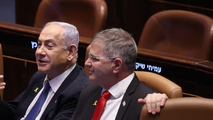 רה"מ בנימין נתניהו ושלמה קרעי במליאת הכנסת, דיון 40 החתימות