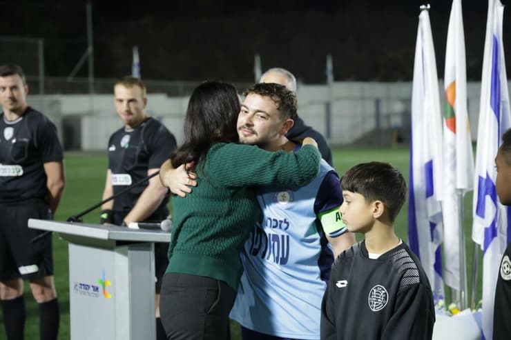 אלמוג מאיר ג'אן במשחק הוותיקים לזכרו של סמ"ר עמית פרידמן ז"ל (צילום: סטודיו ישראל) אלמוג מאיר ג'אן במשחק הוותיקים לזכרו של סמ"ר עמית פרידמן ז"ל