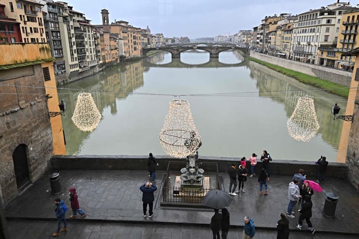 מבט מחלונות גלריית פרוזדור וזארי על פונטה וקיו (צילום: Andreas SOLARO / AFP) מבט מחלונות גלריית פרוזדור וזארי על פונטה וקיו