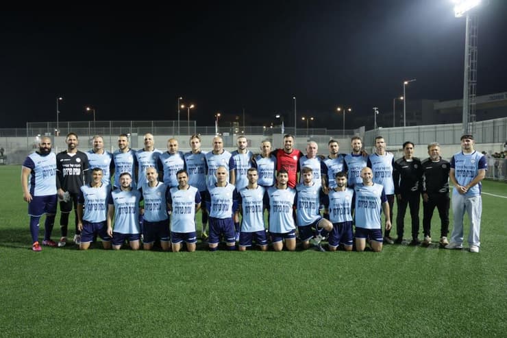 נבחרת הוותיקים של אורי יהודה (צילום: סטודיו ישראל) נבחרת הוותיקים במשחק לזכרו של סמ"ר עמית פרידמן ז"ל