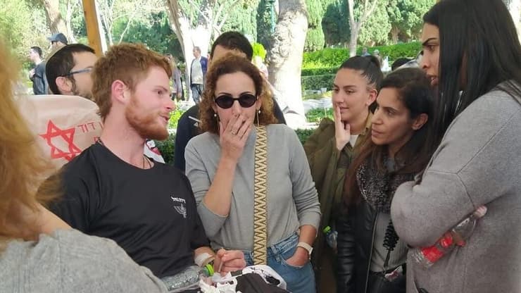 סמל יוסף (יוסי) קלוז'ני בהלוויית מפקד הצוות שלו, סרן אושרי בוצחק ז”ל, למחרת התקרית בה נפצע