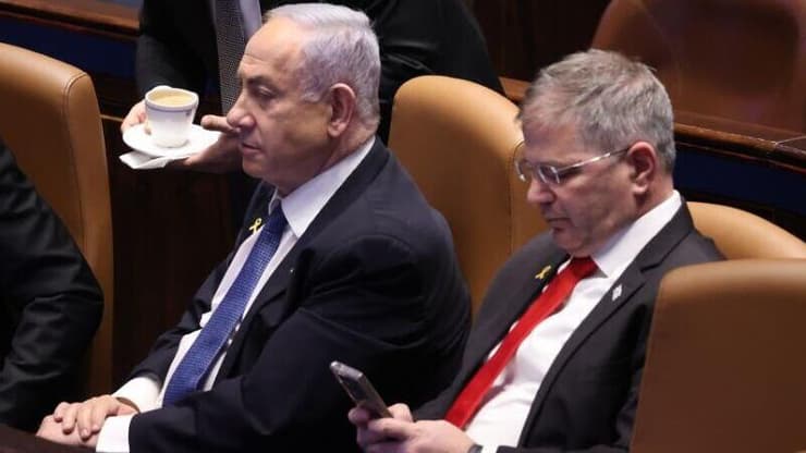 רה"מ בנימין נתניהו ושלמה קרעי במליאת הכנסת, דיון 40 החתימות