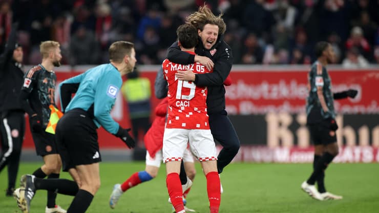 הנריקסן חוגג עם אנתוני קאסי את הניצחון על באיירן