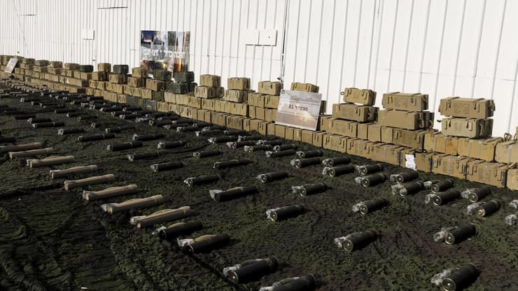 חלק מהתחמושת שנתפסה בלבנון במהלך המלחמה (צילום: Amir Levy/Getty Images) צה"ל מציג לתקשורת תחמושת שנתפסה בלבנון