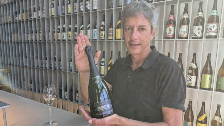 אפשר לראות את האכזבה על הפנים. אסף קמר עם בקבוק השמפניה היוקרתי ביותר (צילום: אמיר דרור) אסף קמר עם בקבוק השמפניה של האלפיון העליון