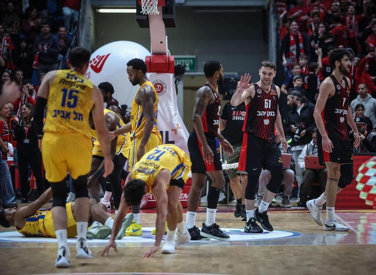 שחקני הפועל ירושלים איגור קולשוב, גבי צ'אצ'אשווילי מול שחקני מכבי ת"א מאוכזבים