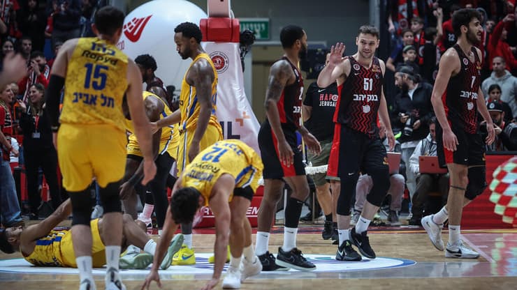 שחקני הפועל ירושלים איגור קולשוב, גבי צ'אצ'אשווילי מול שחקני מכבי ת"א מאוכזבים