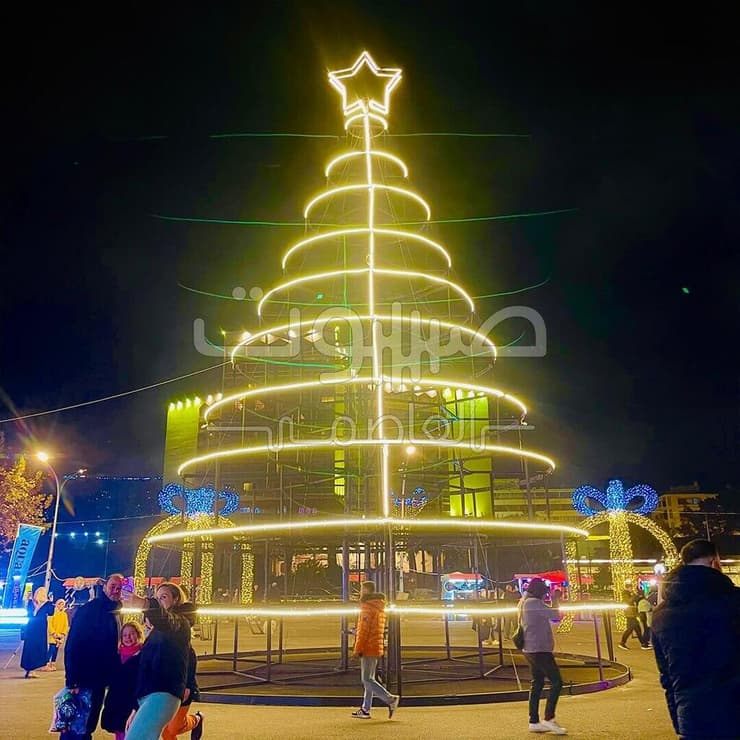 עץ חג המולד בדמשק. זה אמיתי או נועד לזכות באמון העולם? הזמן יגיד חג המולד סוריה דמשק פינת יא אללה