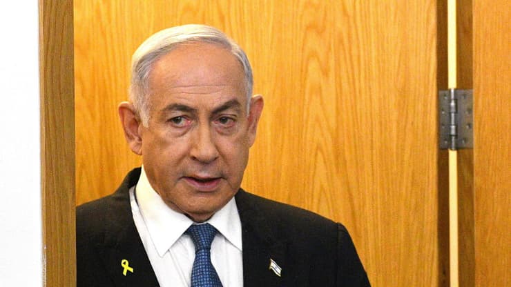 רה"מ בנימין נתניהו נכנס לאולם הדיונים על מנת לתת עדות תיקי אלפים