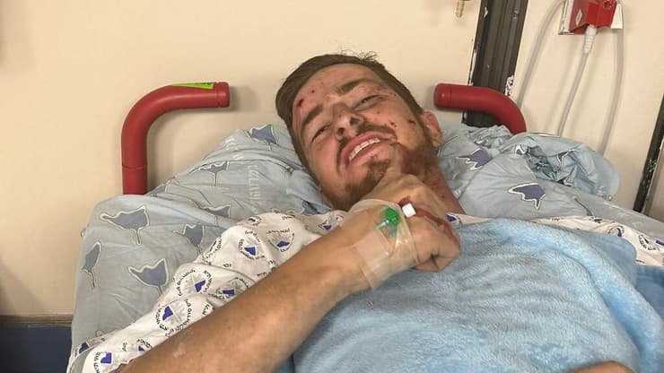 רוּב בבית החולים. "החברים אמרו שקיבלתי כרטיס צהוב, אבל אני ילד גדול" (צילום: מהאלבום הפרטי) סגן יונתן רוּב בבית החולים