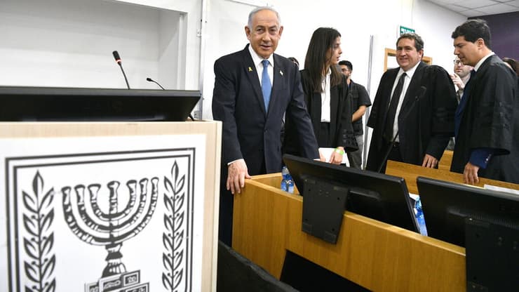 נתניהו נכנס לאולם הדיונים ביום העדות החמישי (צילום: ראובן קסטרו) רה"מ בנימין נתניהו נכנס לאולם הדיונים על מנת לתת עדות תיקי אלפים