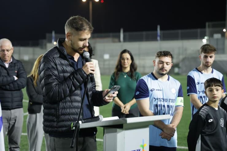 רועי פרידמן, האח, בטקס (צילום: סטודיו ישראל) משחק הוותיקים לזכרו של סמ"ר עמית פרידמן ז"ל