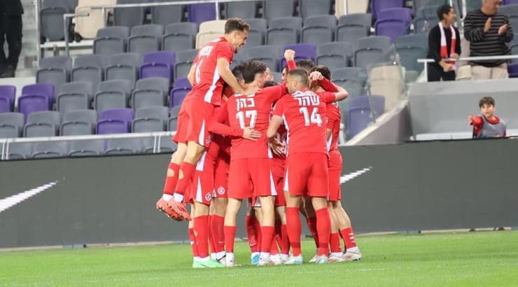 שחקני הפועל תל אביב חוגגים (אופיר מגדל) שחקני הפועל תל אביב חוגגים