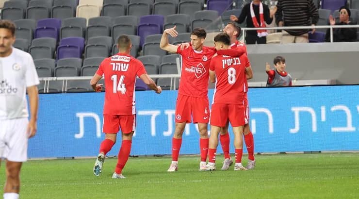 שחקני הפועל תל אביב חוגגים (אופיר מגדל) שחקני הפועל תל אביב חוגגים