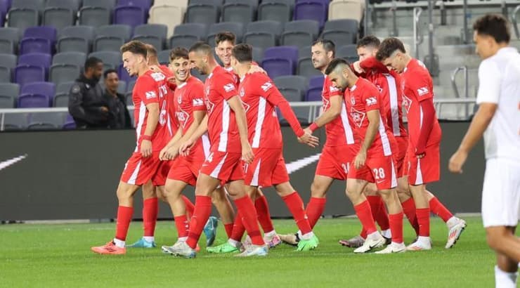 שחקני הפועל תל אביב חוגגים (אופיר מגדל) שחקני הפועל תל אביב חוגגים