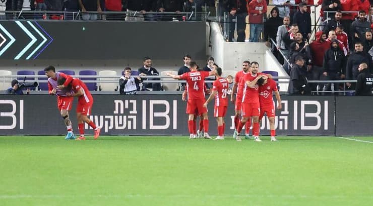 שחקני הפועל תל אביב חוגגים (אופיר מגדל) שחקני הפועל תל אביב חוגגים