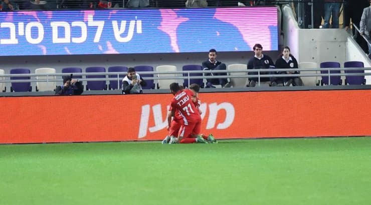 אחמד עאבד חוגג עם רוי קורין (אופיר מגדל) אחמד עאבד חוגג עם רוי קורין