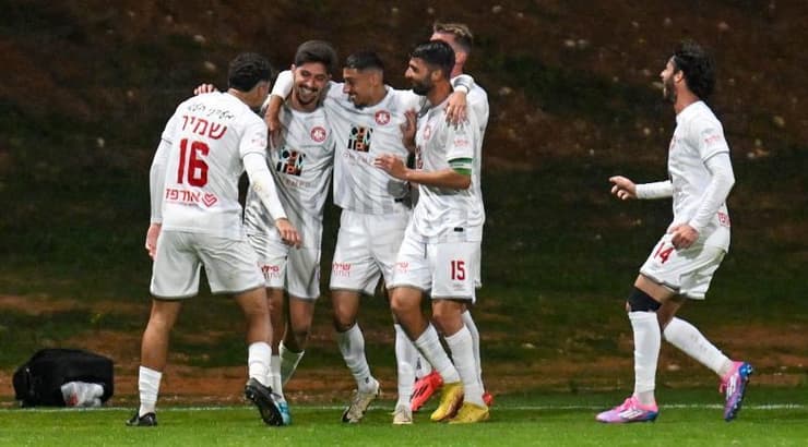 שחקני הפועל רמת גן חוגגים (ראובן שוורץ) שחקני הפועל רמת גן חוגגים