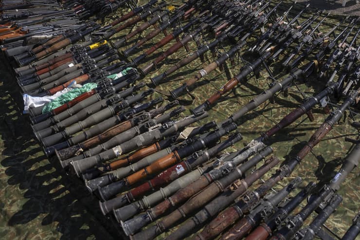 צה"ל מציג לתקשורת תחמושת שנתפסה בלבנון