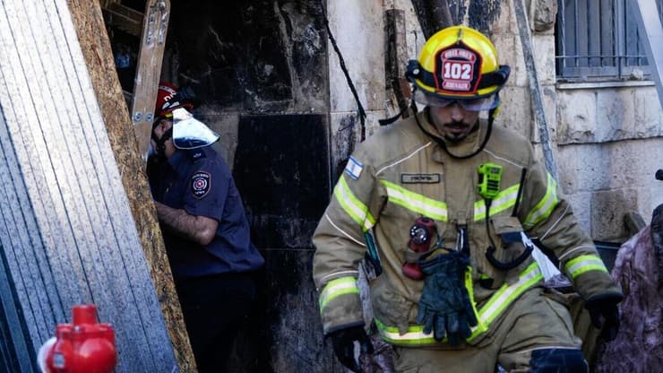הגעת הכוחות התאפשרה בזכות ציר הרכבת. זירת השריפה ברחוב דוד ילין בירושלים בדצמבר (צילום: שלו שלום) זירת השריפה ברחוב דוד ילין בירושלים
