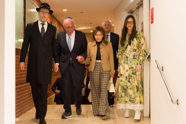 רופרט מרדוק (שני משמאל) בכניסה לבית הכנסת בסידני (צילום: Daniel Linnet) רופרט מרדוק בבית כנסת בסידני