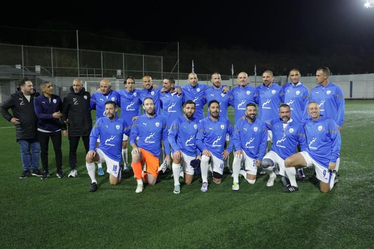 נבחרת הוותיקים במשחק לזכרו של סמ"ר עמית פרידמן ז"ל (צילום: סטודיו ישראל) נבחרת הוותיקים במשחק לזכרו של סמ"ר עמית פרידמן ז"ל