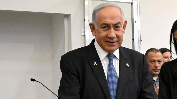 רה"מ בנימין נתניהו נכנס לאולם הדיונים על מנת לתת עדות תיקי אלפים