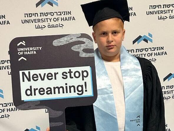 בנו של מנהל בית הספר שנרצח באוניברסיטת חיפה. "אבא חלם שאהיה כאן" פהמי אבו מוך בנו של מנהל בית הספר שנרצח בבקה אל-גרבייה מקבל תעודה בשמו מאוניברסיטת חיפה