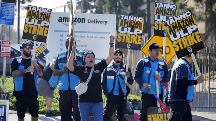מחאה של עובדי אמזון בקליפורניה (צילום: AP/Damian Dovarganes) מחאה של עובדי אמזון בקליפורניה