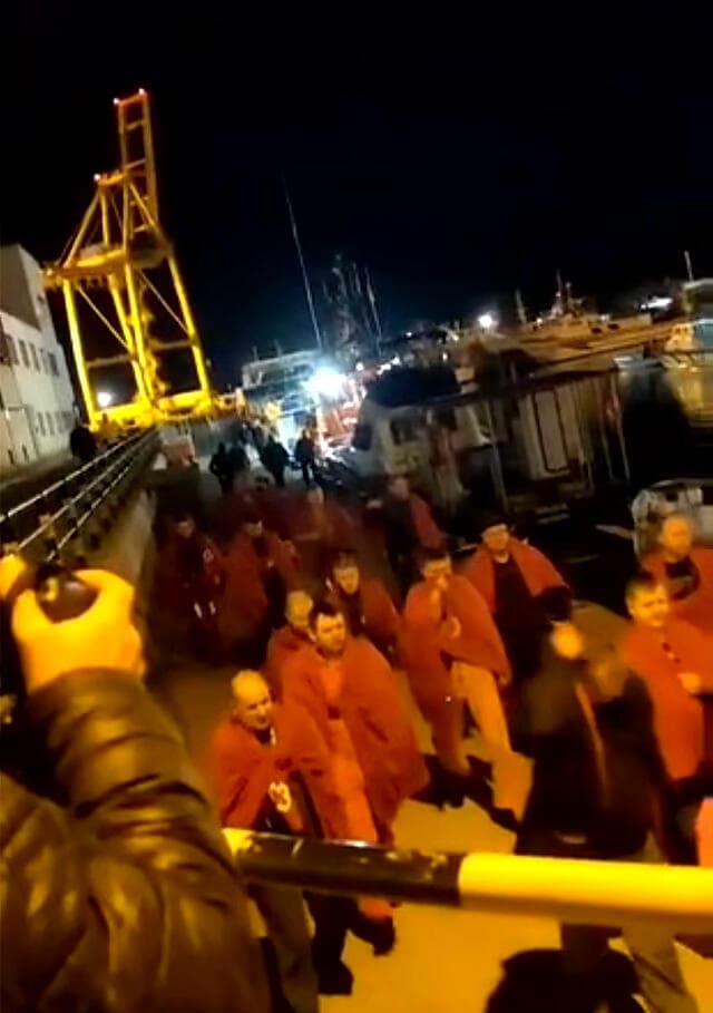 פינוי אנשי הצוות של ספינה משא של רוסיה בשם Ursa Major שטבעה ב הים התיכון