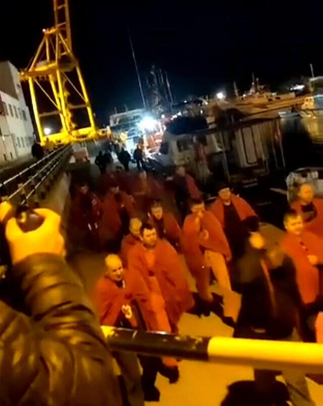 פינוי אנשי הצוות של ספינה משא של רוסיה בשם Ursa Major שטבעה ב הים התיכון