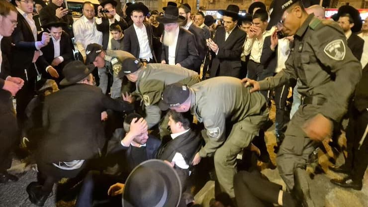 הרס שמשה של מכונית הפגנת חרדים רמת גן בני ברק