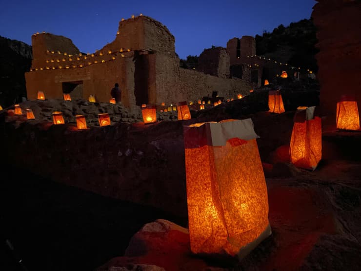 לומינריות מסורתיות, המוכרות גם כפארוליטוס, מהבהבות ברחבי האתר ההיסטורי חמס במהלך אירוע "אורות גיסווה" השנתי בחמס ספרינגס, ניו מקסיקו (AP Photo/Susan Montoya Bryan) לומינריות מסורתיות, המוכרות גם כפארוליטוס, מהבהבות ברחבי האתר ההיסטורי חמס במהלך אירוע "אורות גיסווה" השנתי בחמס ספרינגס, ניו מקסיקו