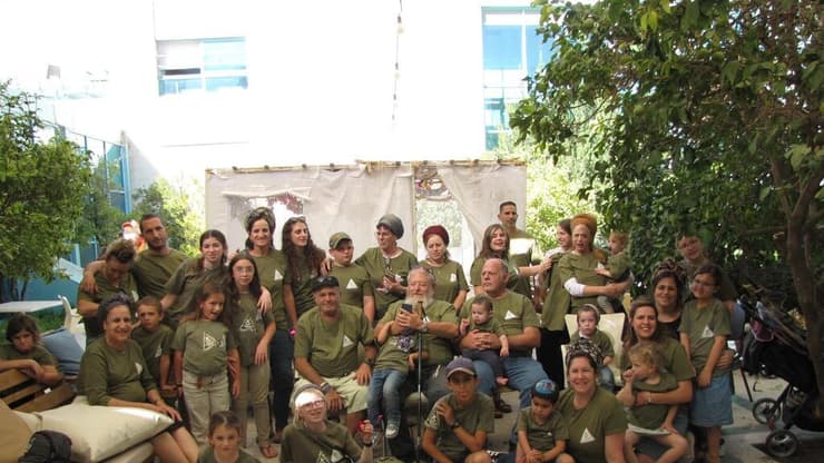  משפחת טאובר המורחבת לדורותיה בסיום חלוקת המדבקות בבית הלוחם&nbsp;בירושלים