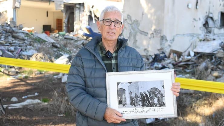שי חרמש עם תמונה שלו מהכותל המערבי במלחמת ששת הימים, שהיתה תלויה בביתו