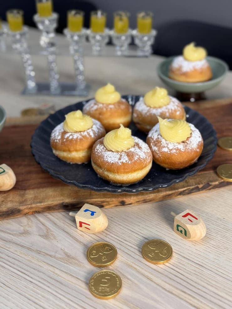 סופגניית בומבולוני עם קרם פטיסייר
(צילום: אינס ינאי) שושנה ופליקס ינאי וסופגניות הבומבוליני