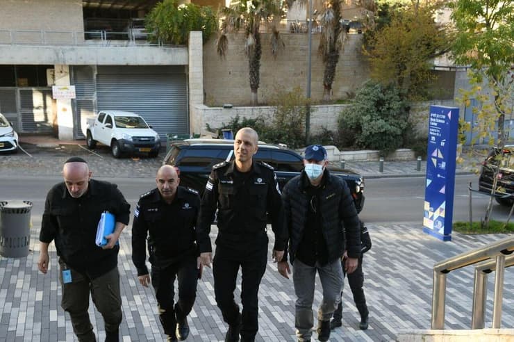 נציב השב"ס יעקובי, עם כניסתו לחקירה (צילום: רפי קוץ) הגעתו של נציב קובי יעקובי לחקירה במח"ש