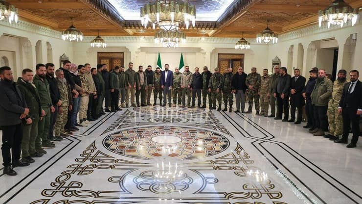 מפרק את הפלגים החמושים, ומאחד אותם תחת משרד ההגנה שבשליטתו. אל-ג'ולאני במפגש היום עם מפקדי המורדים שליט סוריה בפועל אבו מוחמד אל-ג'ולאני במפגש עם נציגי הפלגים של המורדים בו סוכם על פירוקם ומיזוגם במשרד ההגנה