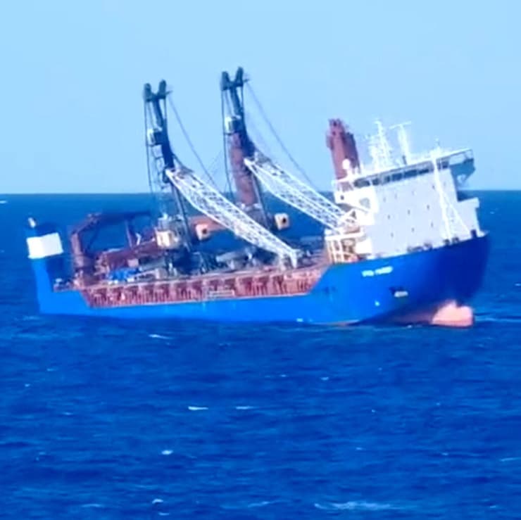 תיעוד של ספינה משא של רוסיה בשם Ursa Major יום לפני שטבעה ב הים התיכון ובו היא נראית מוטית על צידה