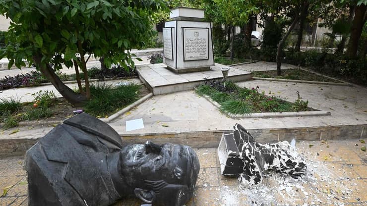 פסלו המנותץ של אסד האב, מחוץ למטה מפלגת הבעת' בדמשק. יותר טילים, פחות טנקים (צילום: Louai Beshara, AFP) פסלו המנותץ של חאפז אל-אסד (האב), מחוץ למטה מפלגת הבעת' בדמשק