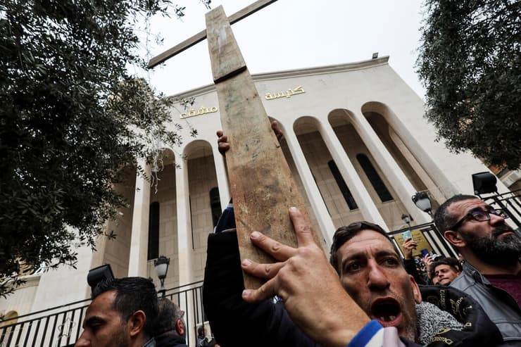 צילום: REUTERS/Amr Abdallah Dalsh הפגנה ב דמשק סוריה נגד הצתת עץ חג המולד