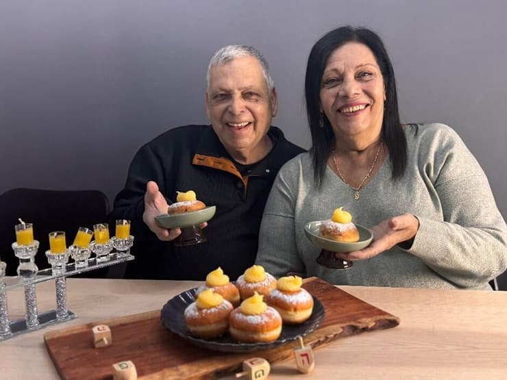 שושנה ופליקס ינאי וסופגניות הבומבולוני (צילום: אינס ינאי) שושנה ופליקס ינאי וסופגניות הבומבוליני