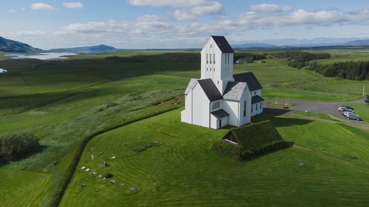 כנסיית סקולהולט באיסלנד (צילום: Shutterstock) כנסיית סקולהולט באיסלנד