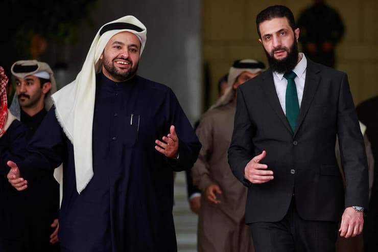 צילום: REUTERS/Ammar Awad אבו מוחמד אל-ג'ולאני ששמו האמיתי אחמד א-שרע השליט בפועל של סוריה ומנהיג המורדים הג'יהאדיסטים מ הייאת תחריר א-שאם במפגש עם בכיר מקטאר ב דמשק 23 בדצמבר