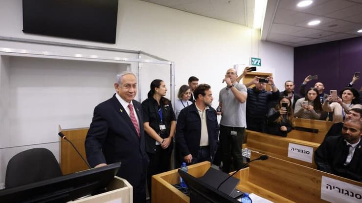 רה"מ בנימין נתניהו נכנס לאולם הדיונים על מנת לתת עדות תיקי אלפים